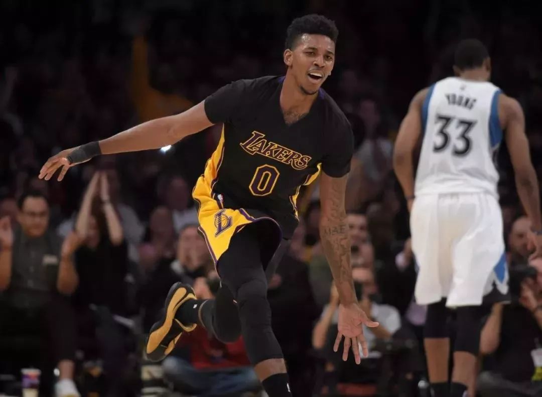 门将扑出点球，全场掌声雷动（门将神勇扑点，全场掌声如潮）