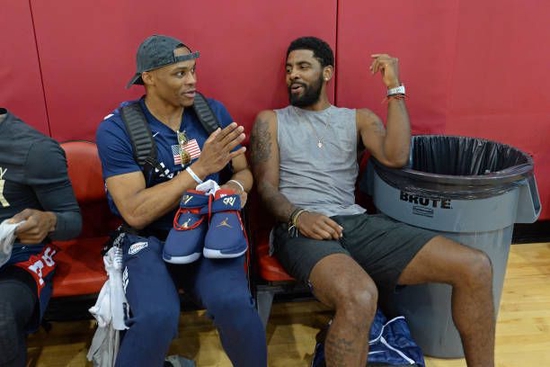 刘健：邵佳一做到了对每个人都公平，下班在路上也要思考问题（刘健称邵佳一对所有人公平，连下班路上也在琢磨工作）