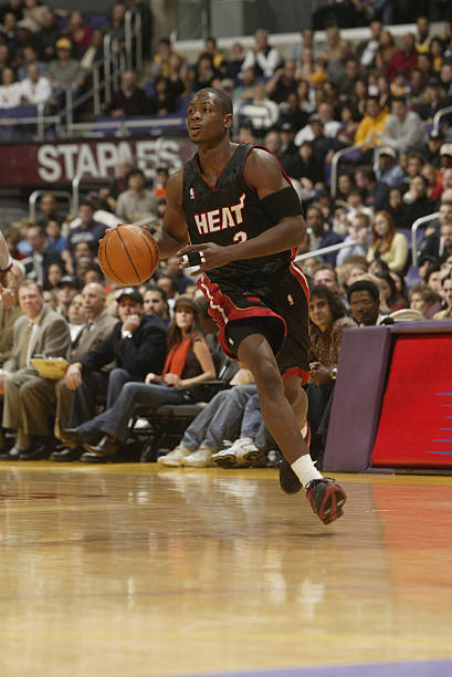 活塞客场大胜取得12连胜，终结对阵雄鹿五连败（活塞客场大捷豪取12连胜，结束此前对雄鹿的五连败）