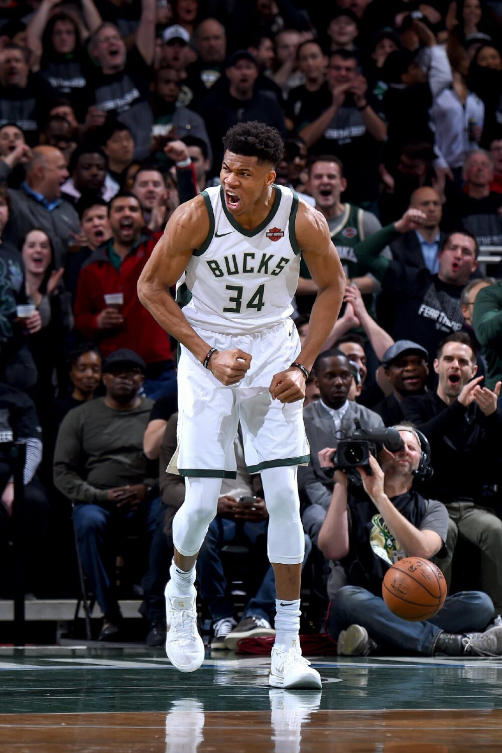 勇士官方：格林扭伤右脚，本场比赛不会回归（勇士官方通报：格林右脚扭伤，本场比赛提前退场）